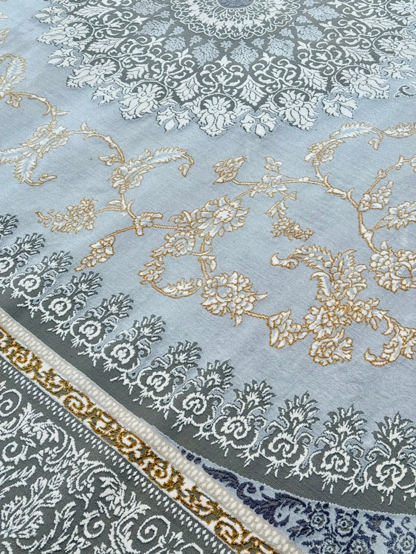 Luxury Persian-Style Medallion Area Rug – 300x400cm (10x13)ft approx
Soft Sky Blue with Gold, Ivory, and Charcoal Grey