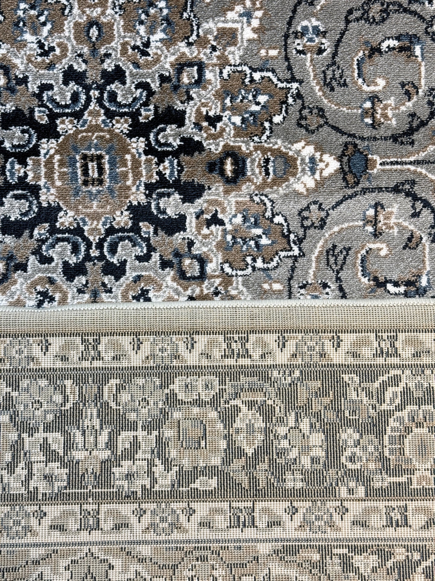 Medallion Traditional Oriental Rug | charcoal, silver, and ivory | Size 5x7.3 feet.