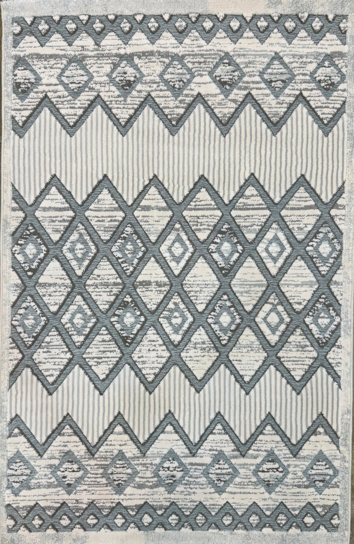 Soft Grey & Ivory Diamond Trellis Rug - Size (3.28 x 4.92 ft)