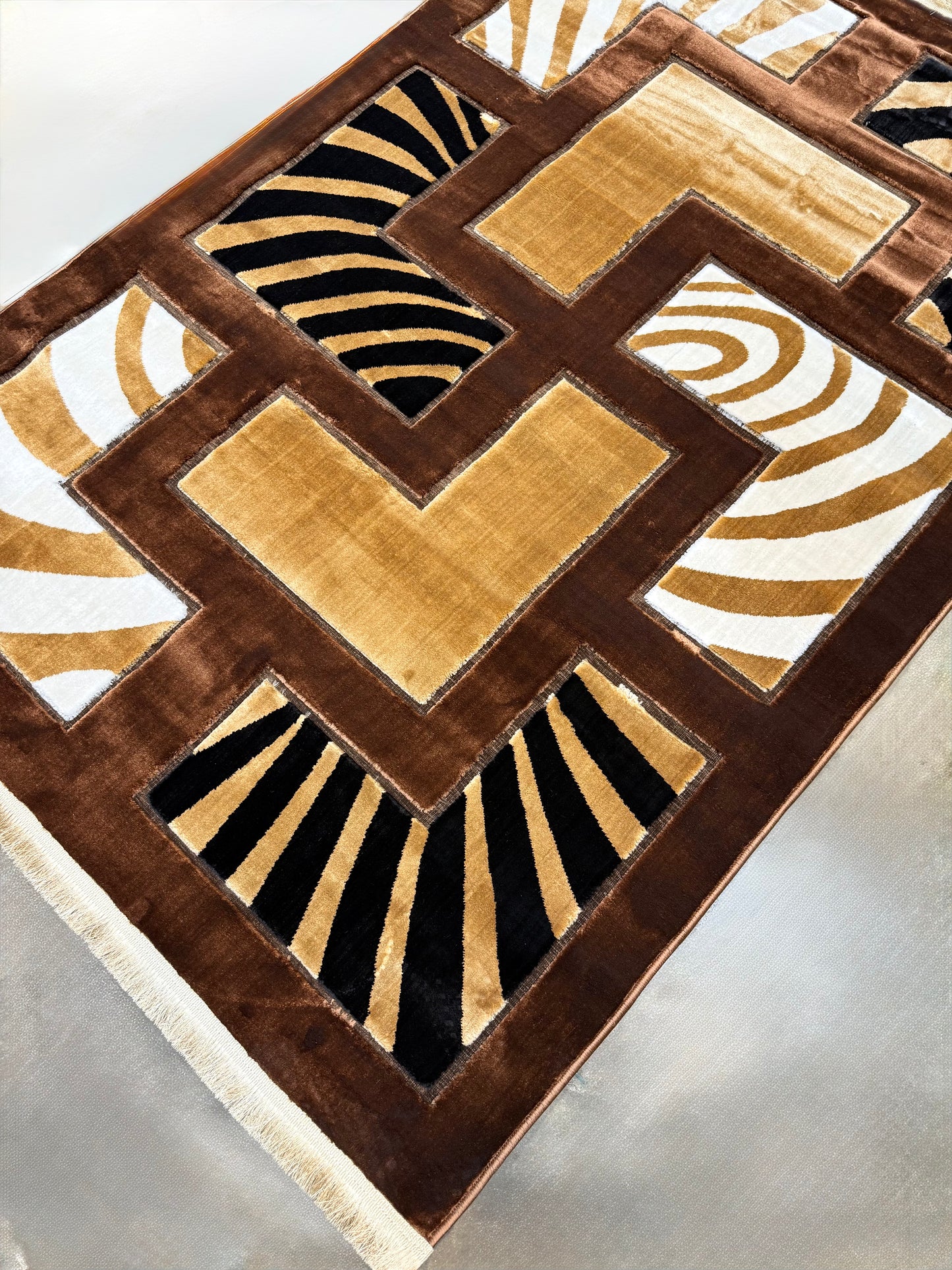 Luxury Brown Chenille Area Rug - Geometric Design