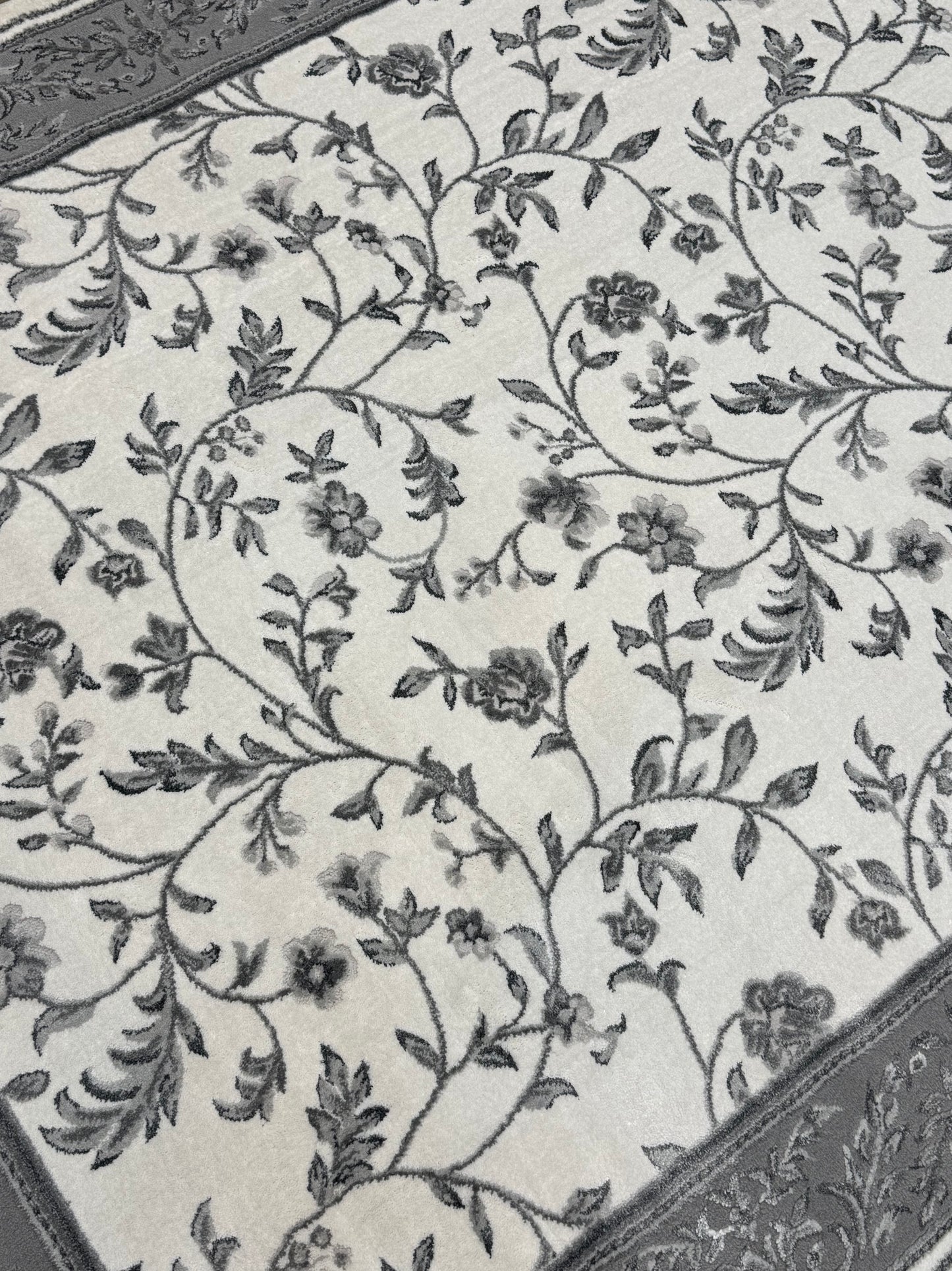 Elegant Floral Border Area Rug – Grey & Ivory Classic Design | Size 160 x 230 cm (5.3x7.6 ft)
