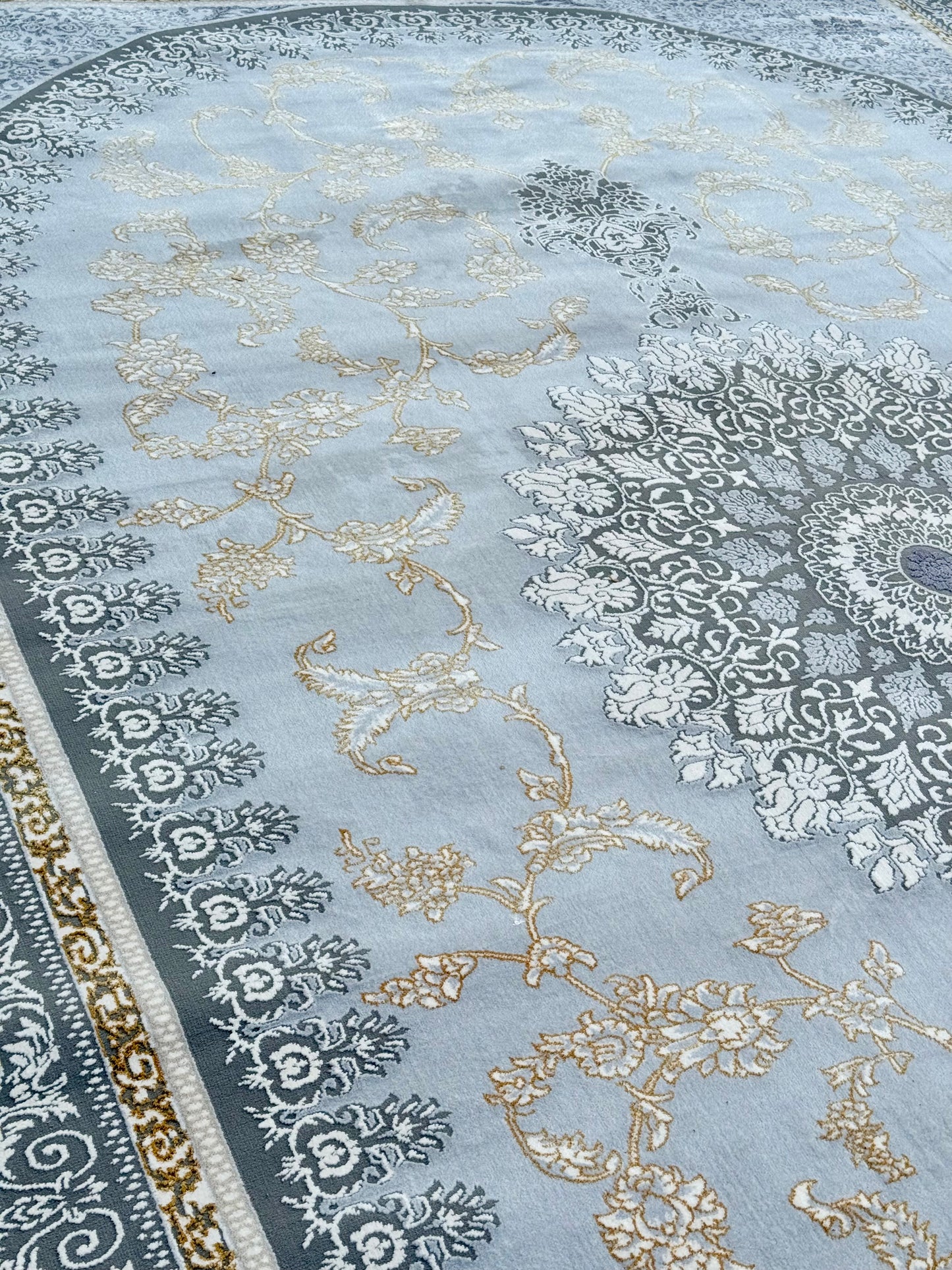 Luxury Persian-Style Medallion Area Rug – 300x400cm (10x13)ft approx
Soft Sky Blue with Gold, Ivory, and Charcoal Grey