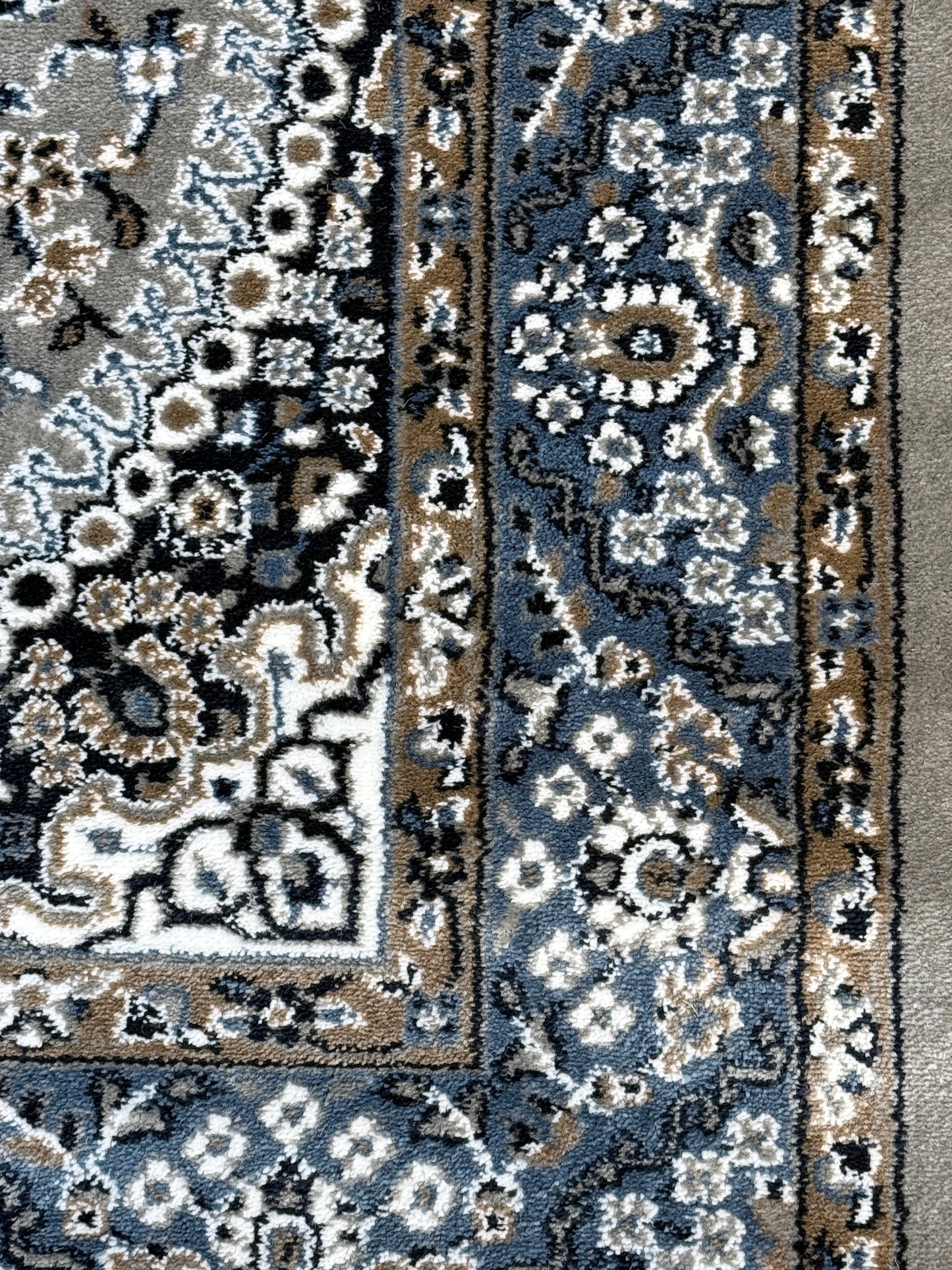 Traditional Persian Medallion Area Rug | Charcoal, Silver, and Cream | Size 5x7.3 ft
