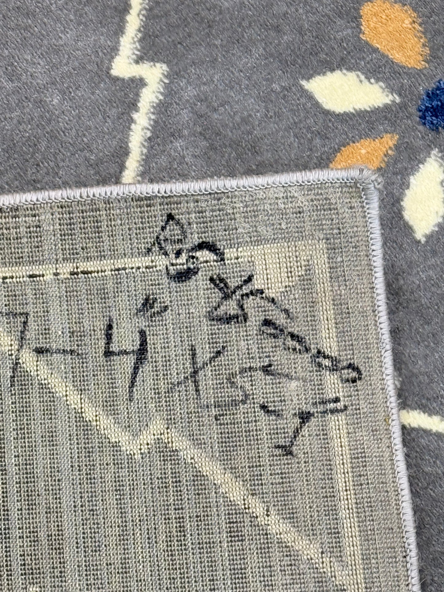 Elegant Grey Diamond Floral Area Rug – 5x8 ft | Soft Grey with Beige & Blue Accent