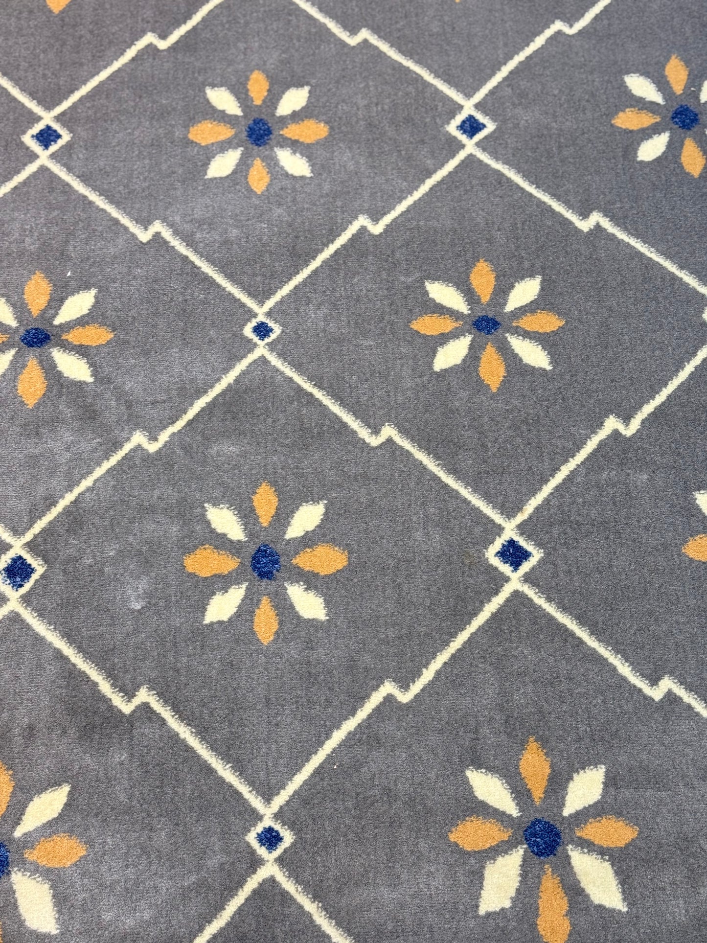 Elegant Grey Diamond Floral Area Rug – 5x8 ft | Soft Grey with Beige & Blue Accent