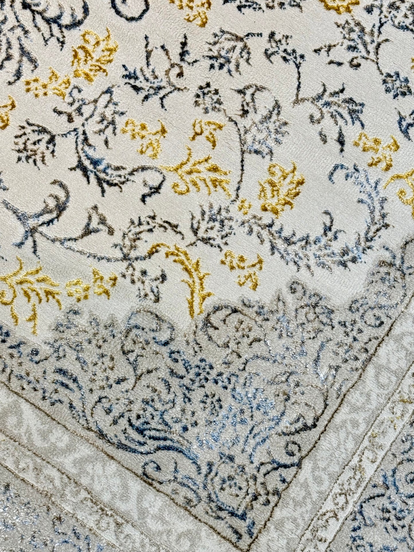 Intricate Medallion Pattern Carpet in Cream, Silver and Metallic Tones | Size 150x220cm (approx 4'11" x 7'2") ft