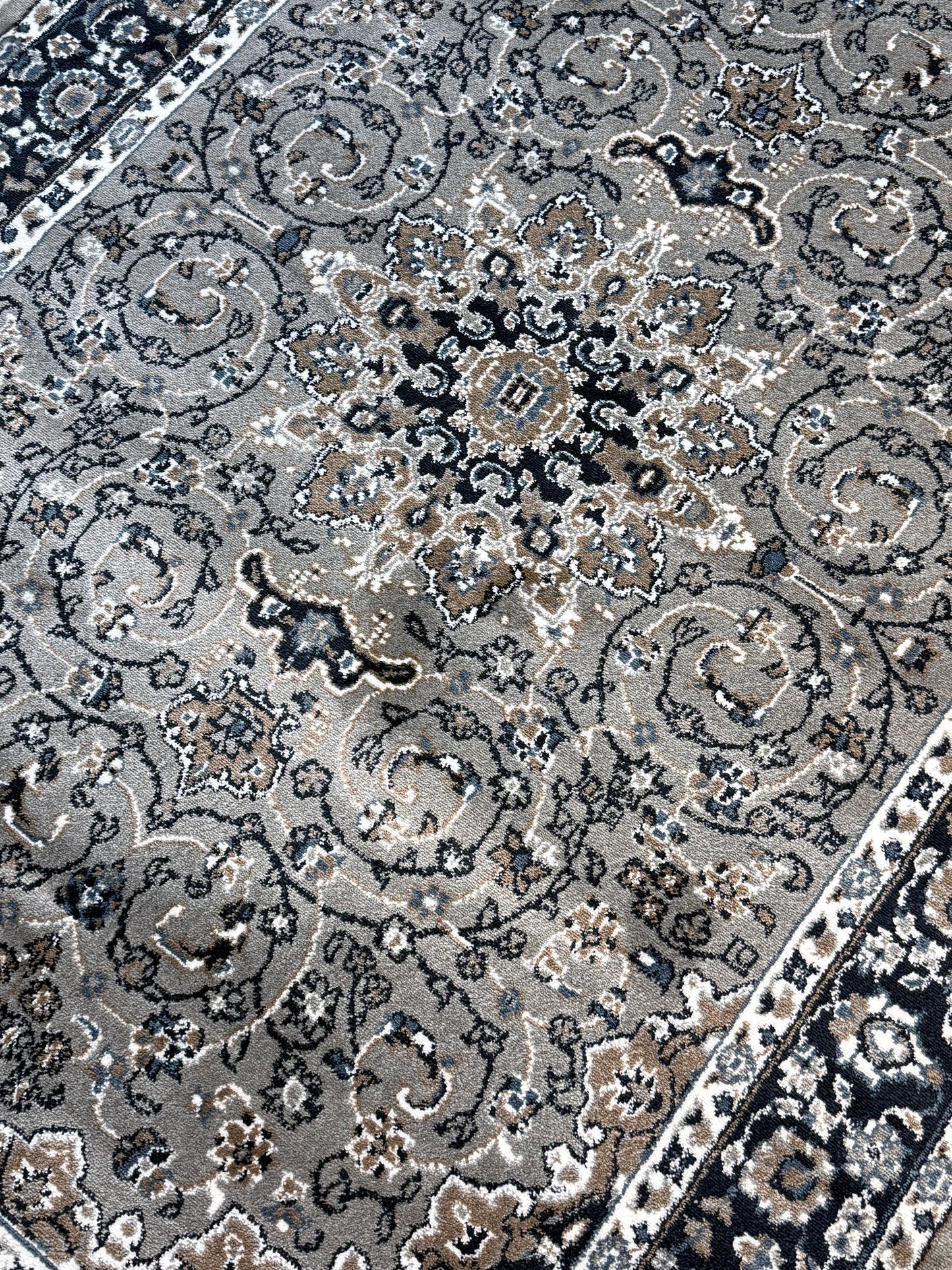 Medallion Traditional Oriental Rug | charcoal, silver, and ivory | Size 5x7.3 feet.