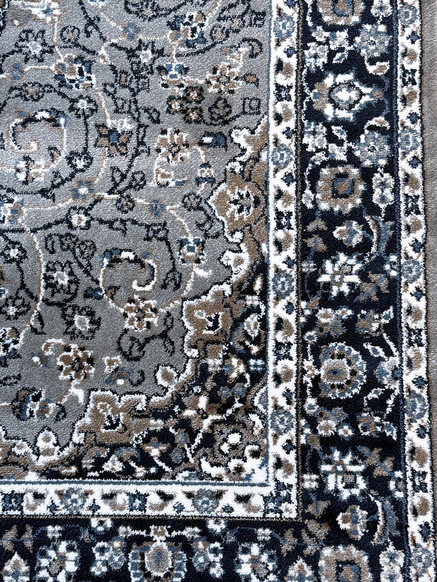 Medallion Traditional Oriental Rug | charcoal, silver, and ivory | Size 5x7.3 feet.
