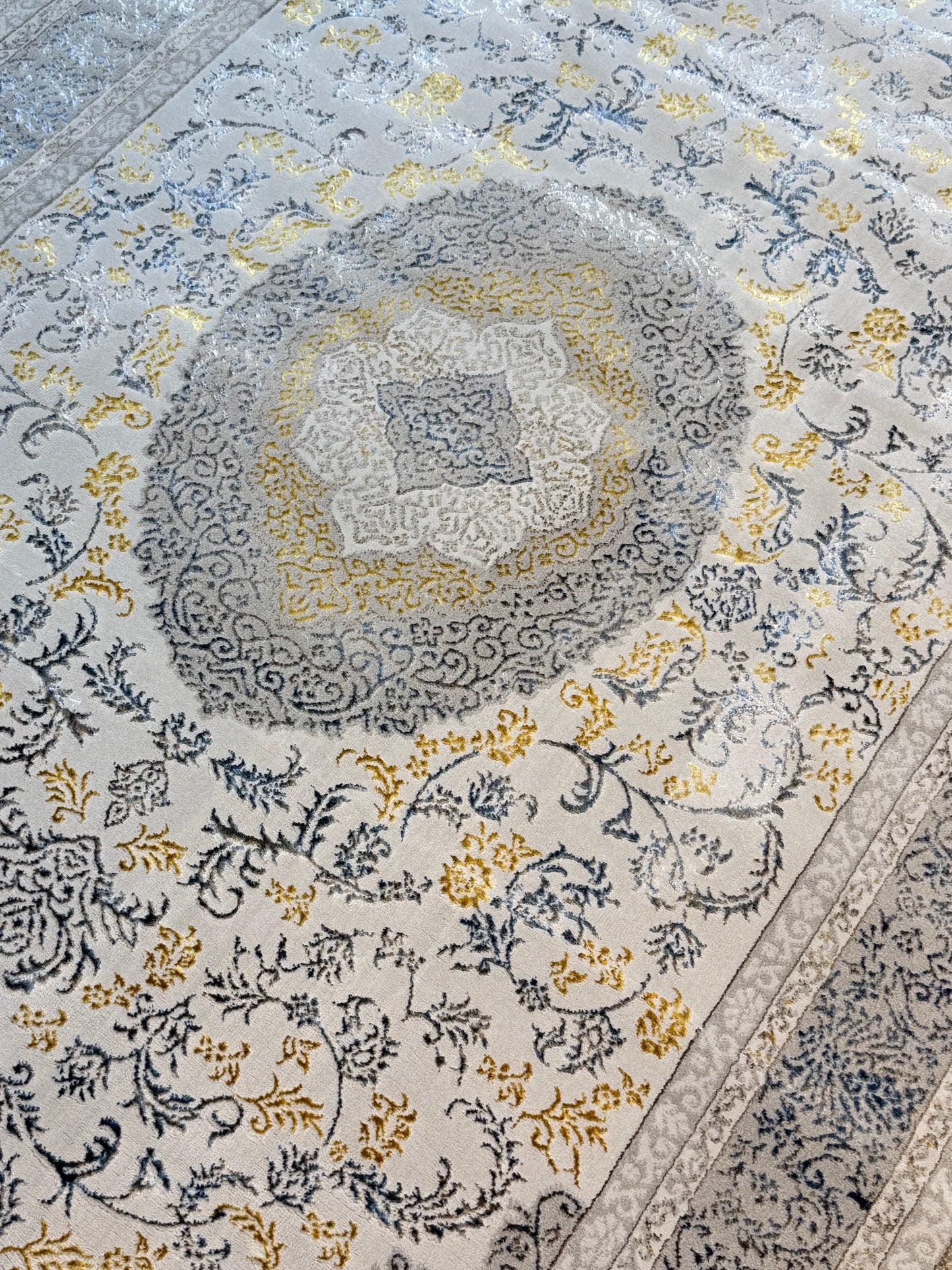 Intricate Medallion Pattern Carpet in Cream, Silver and Metallic Tones | Size 150x220cm (approx 4'11" x 7'2") ft
