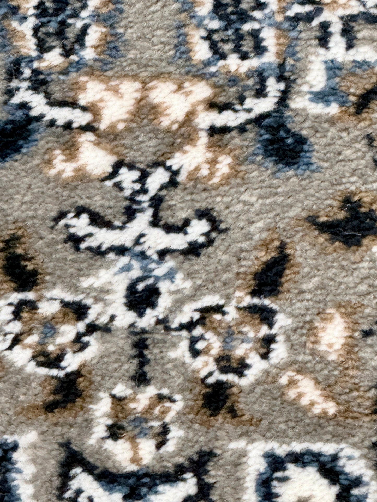 Traditional Persian Medallion Area Rug | Charcoal, Silver, and Cream | Size 5x7.3 ft