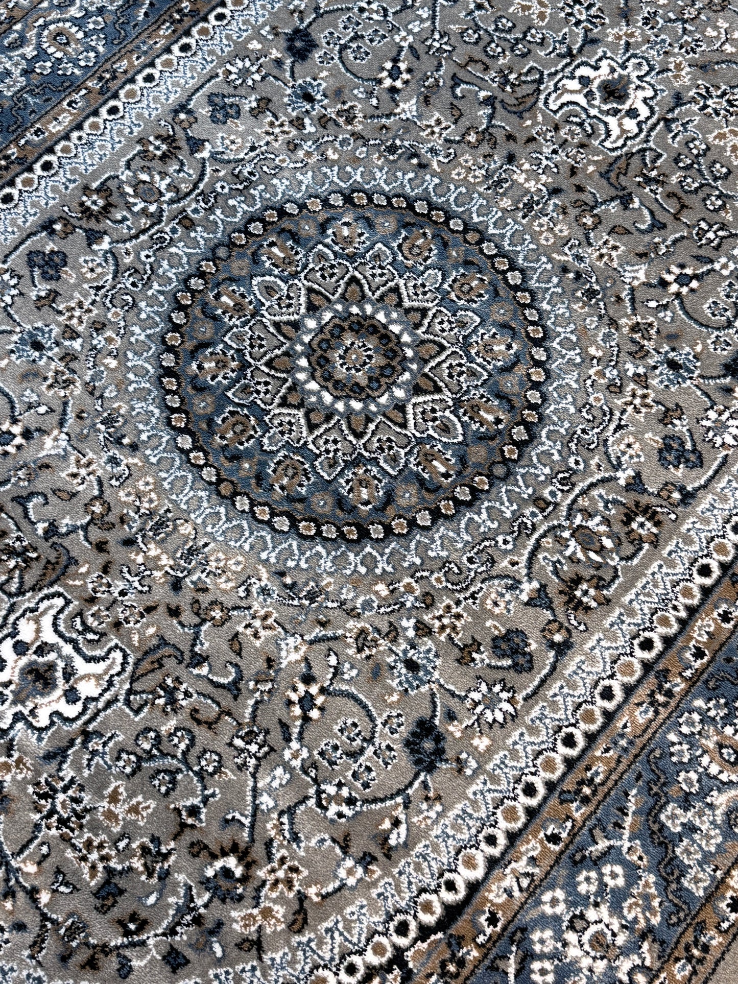 Traditional Persian Medallion Area Rug | Charcoal, Silver, and Cream | Size 5x7.3 ft