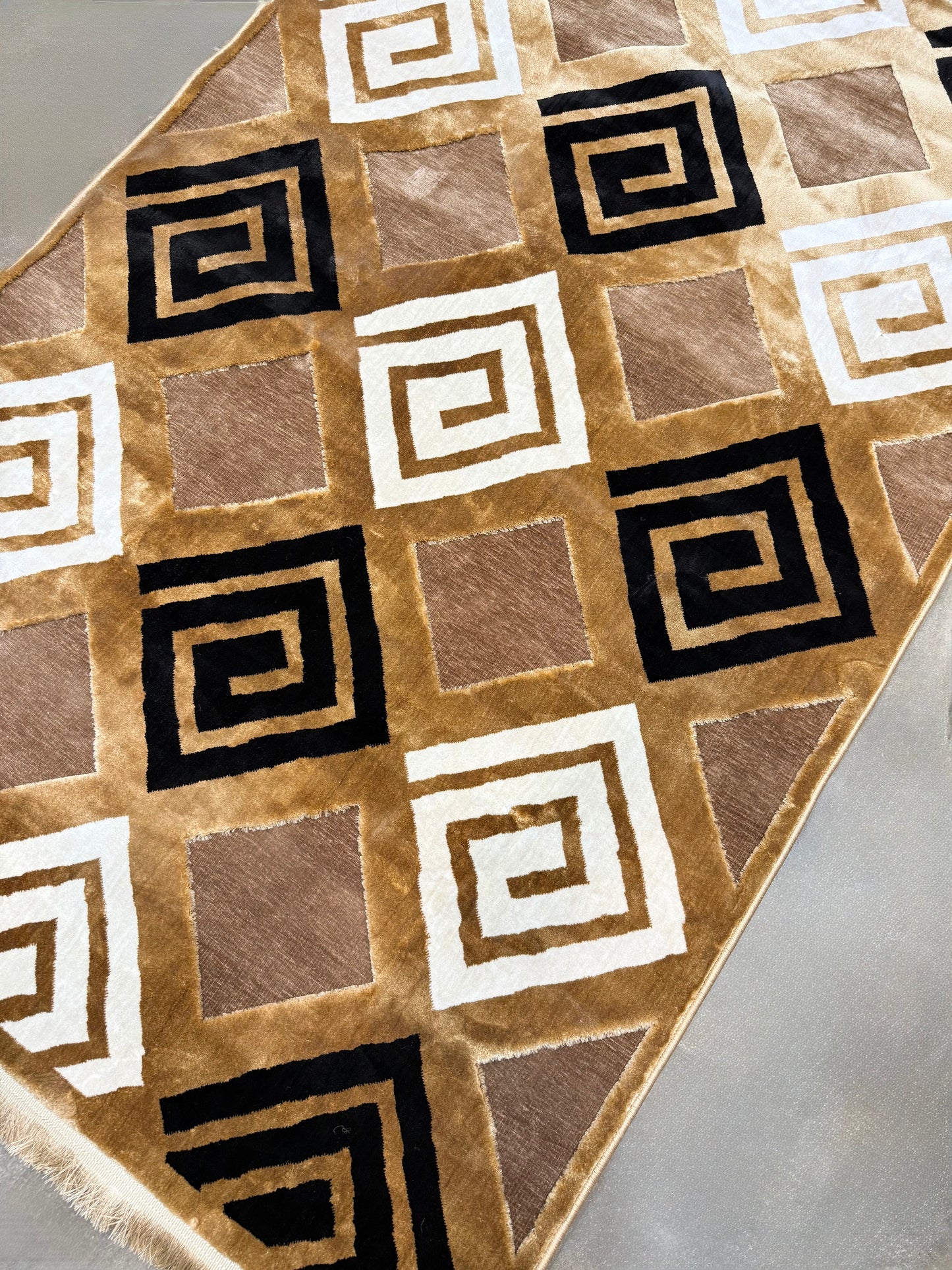 Elegant Dark Beige Chenille Rug – Geometric Diamond Design, 150x220cm (4.11x7.3)ft